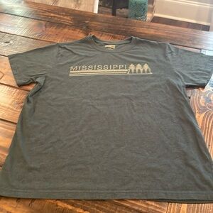 Mississippi MS T-shirt. Dark green. AXL. Great condition. Smoke free home.